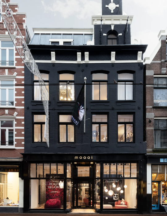 Retail design by Studio Königshausen. The Moooi brand transitioned its location from Westerstraat to Utrechtsestraat in a renewed retail experience that focusses on consumer in stead of business to business clients. 